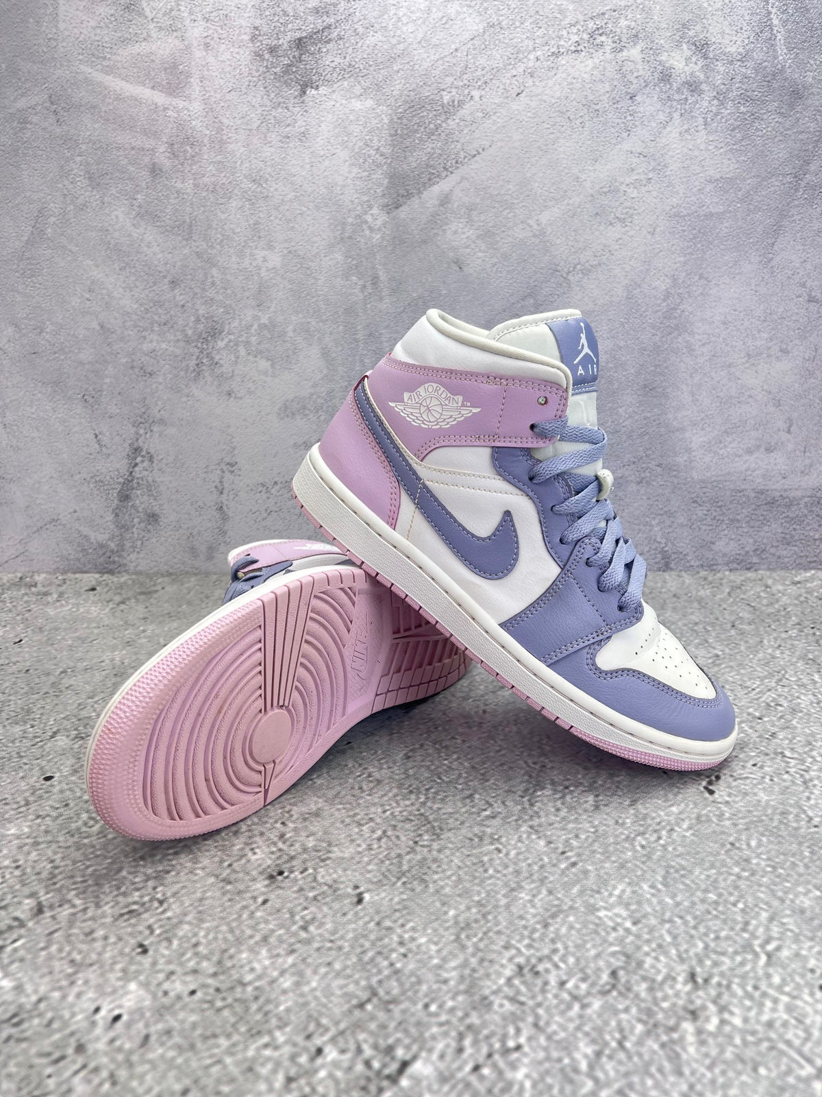 Nike Air Jordan 1 Mid — buty sportowe damskie w dobrym stanie rozmiar 39, zewnętrzny panel lewego buta