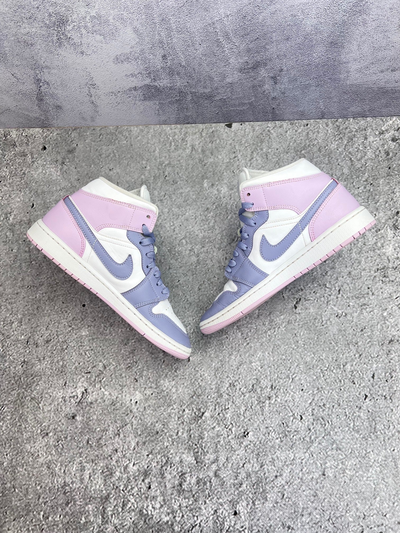 Nike Air Jordan 1 Mid — buty sportowe damskie w dobrym stanie rozmiar 39, widok z góry na wewnętrzną stronę butów