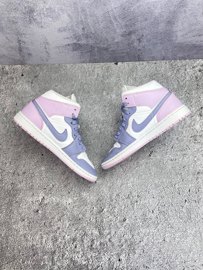 Nike Air Jordan 1 Mid — buty sportowe damskie w dobrym stanie rozmiar 39, widok z góry na wewnętrzną stronę butów