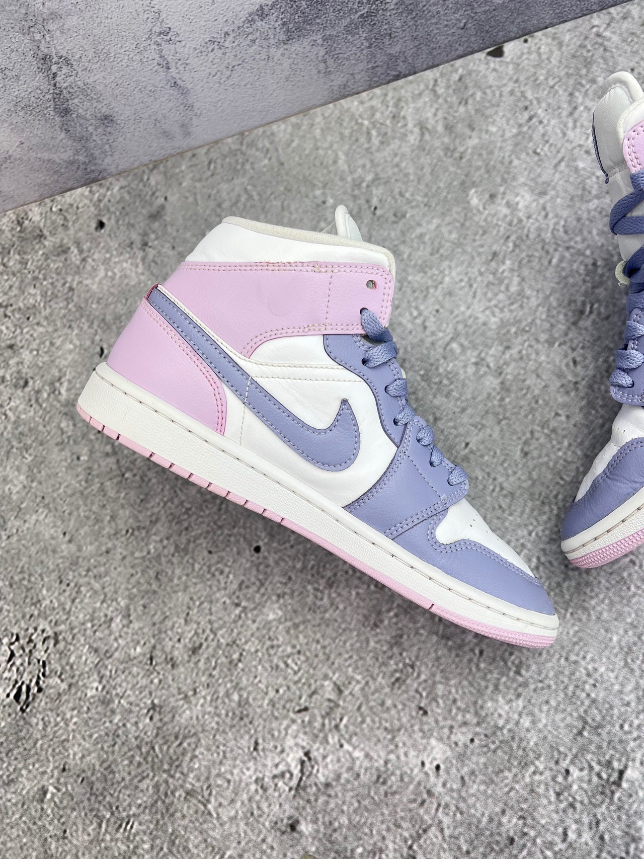 Nike Air Jordan 1 Mid — buty sportowe damskie w dobrym stanie rozmiar 39, wewnętrzny panel lewego buta