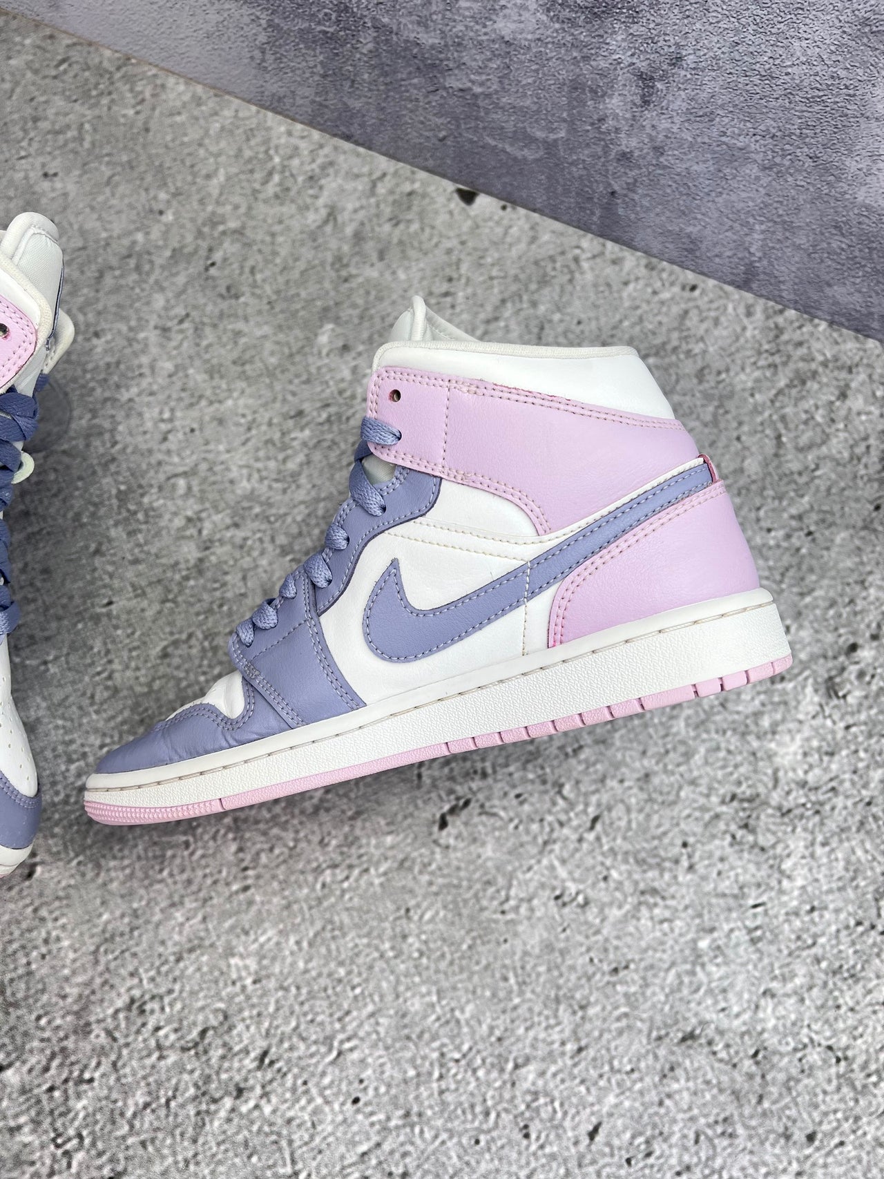 Nike Air Jordan 1 Mid — buty sportowe damskie w dobrym stanie rozmiar 39, wewnętrzny panel prawego buta