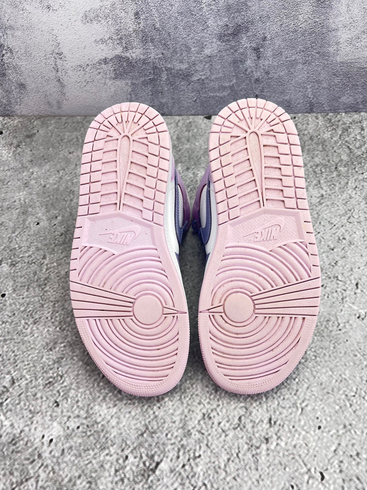 Nike Air Jordan 1 Mid — buty sportowe damskie w dobrym stanie rozmiar 39, widok z tyłu