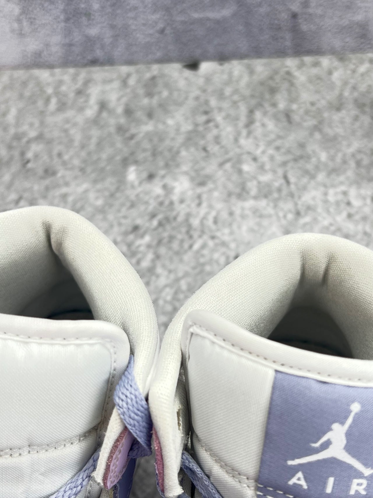 Nike Air Jordan 1 Mid — buty sportowe damskie w dobrym stanie rozmiar 39, zapiętki butów
