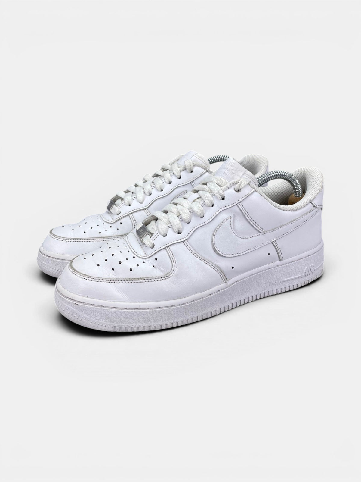 Nike Air Force 1 Low Triple White — buty sportowe męskie w bardzo dobrym stanie rozmiar 41, widok z boku