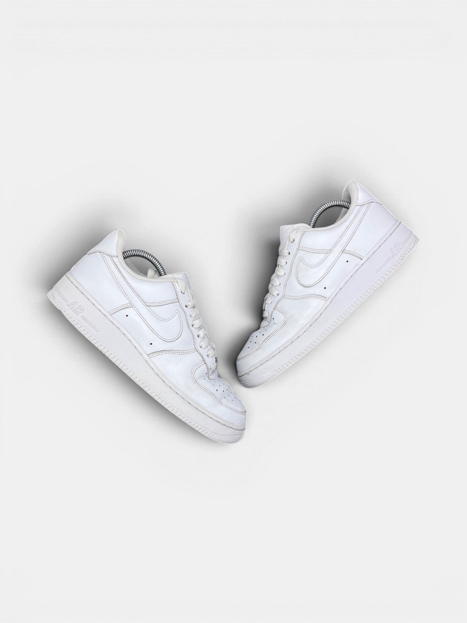 Nike Air Force 1 Low Triple White — buty sportowe męskie w bardzo dobrym stanie rozmiar 41, widok z góry na zewnętrzną stronę butów