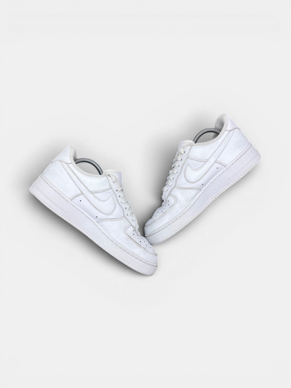 Nike Air Force 1 Low Triple White — buty sportowe męskie w bardzo dobrym stanie rozmiar 41, zewnętrzny panel prawego buta