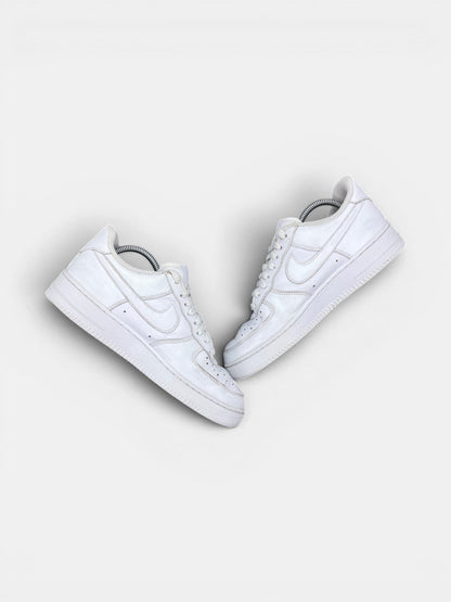 Nike Air Force 1 Low Triple White — buty sportowe męskie w bardzo dobrym stanie rozmiar 41, zewnętrzny panel prawego buta