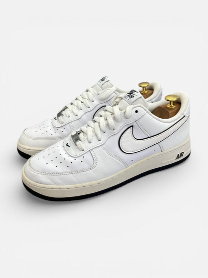 Nike Air Force 1 Low White Black Outline — buty sportowe męskie w bardzo dobrym stanie rozmiar 44.5, widok z boku