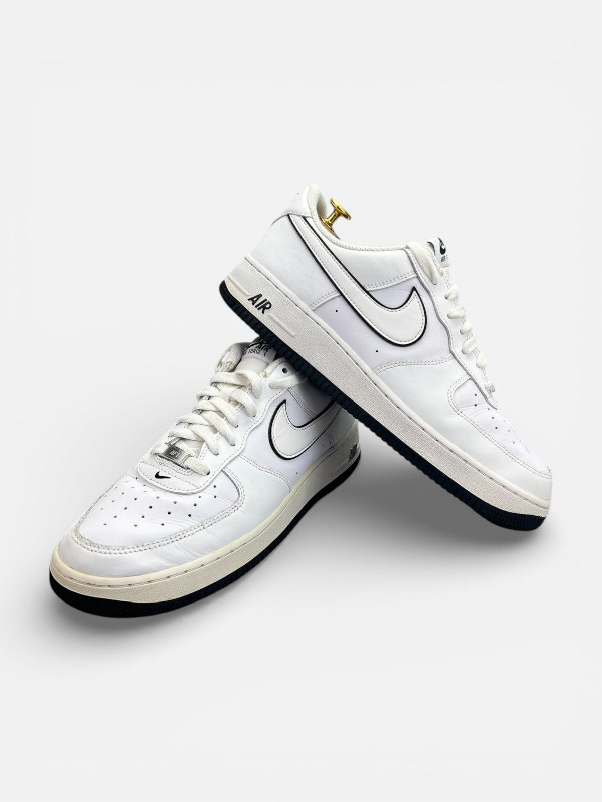 Nike Air Force 1 Low White Black Outline — buty sportowe męskie w bardzo dobrym stanie rozmiar 44.5, boczny profil