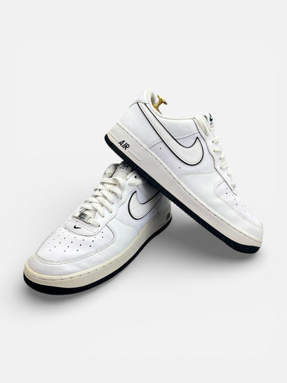 Nike Air Force 1 Low White Black Outline — buty sportowe męskie w bardzo dobrym stanie rozmiar 44.5, boczny profil