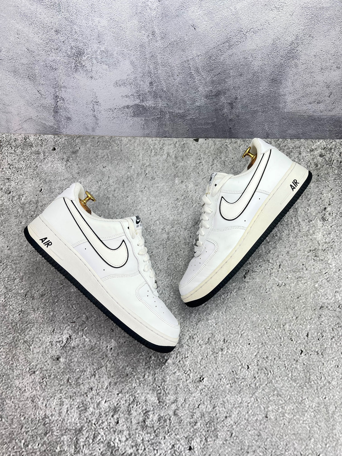 Nike Air Force 1 Low White Black Outline — buty sportowe męskie w bardzo dobrym stanie rozmiar 44.5, widok z góry na zewnętrzną stronę butów