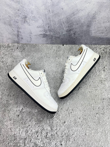 Nike Air Force 1 Low White Black Outline — buty sportowe męskie w bardzo dobrym stanie rozmiar 44.5, widok z góry na zewnętrzną stronę butów
