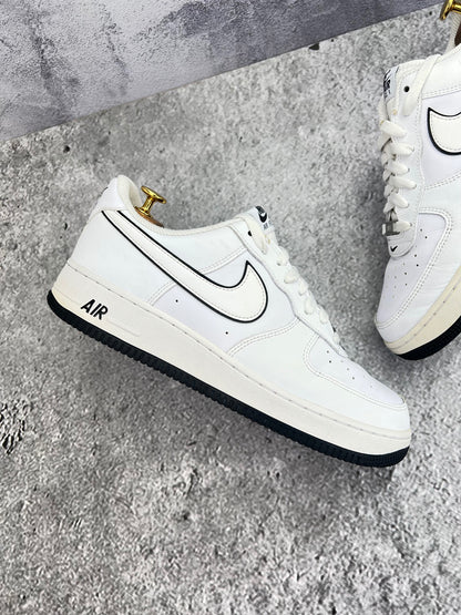Nike Air Force 1 Low White Black Outline — buty sportowe męskie w bardzo dobrym stanie rozmiar 44.5, zewnętrzny panel prawego buta