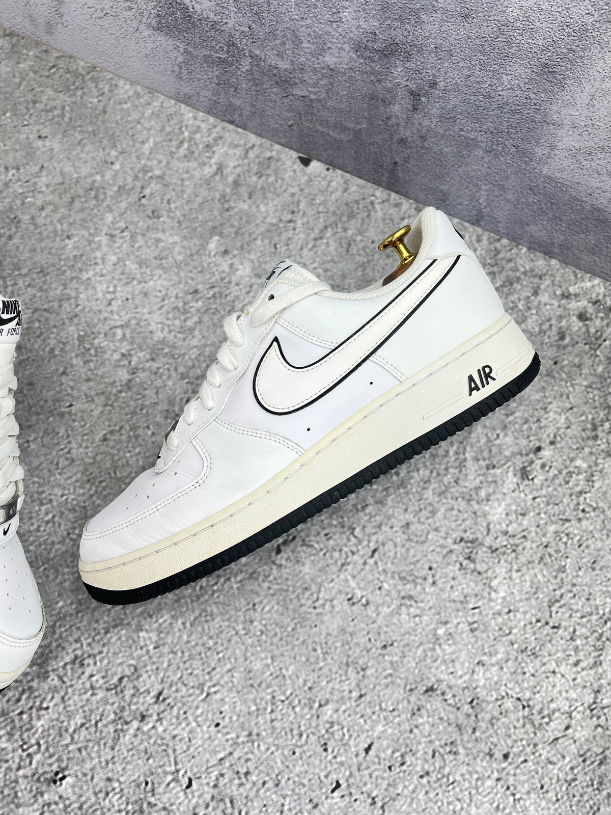 Nike Air Force 1 Low White Black Outline — buty sportowe męskie w bardzo dobrym stanie rozmiar 44.5, zewnętrzny panel lewego buta