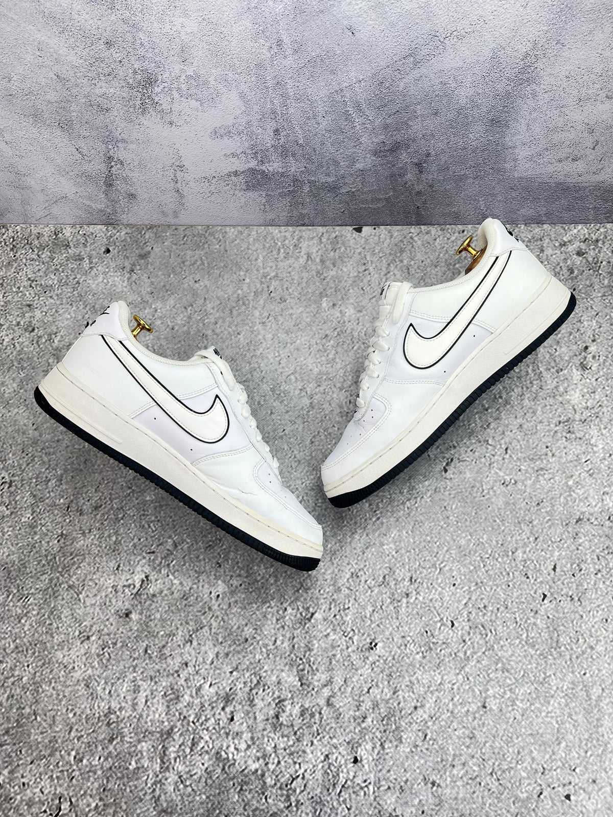Nike Air Force 1 Low White Black Outline — buty sportowe męskie w bardzo dobrym stanie rozmiar 44.5, widok z góry na wewnętrzną stronę butów
