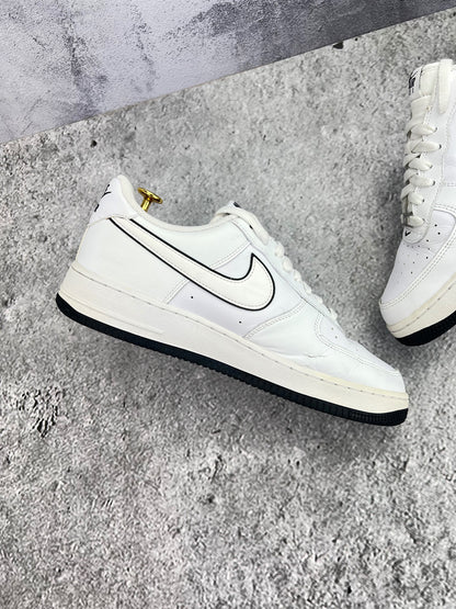 Nike Air Force 1 Low White Black Outline — buty sportowe męskie w bardzo dobrym stanie rozmiar 44.5, wewnętrzny panel lewego buta