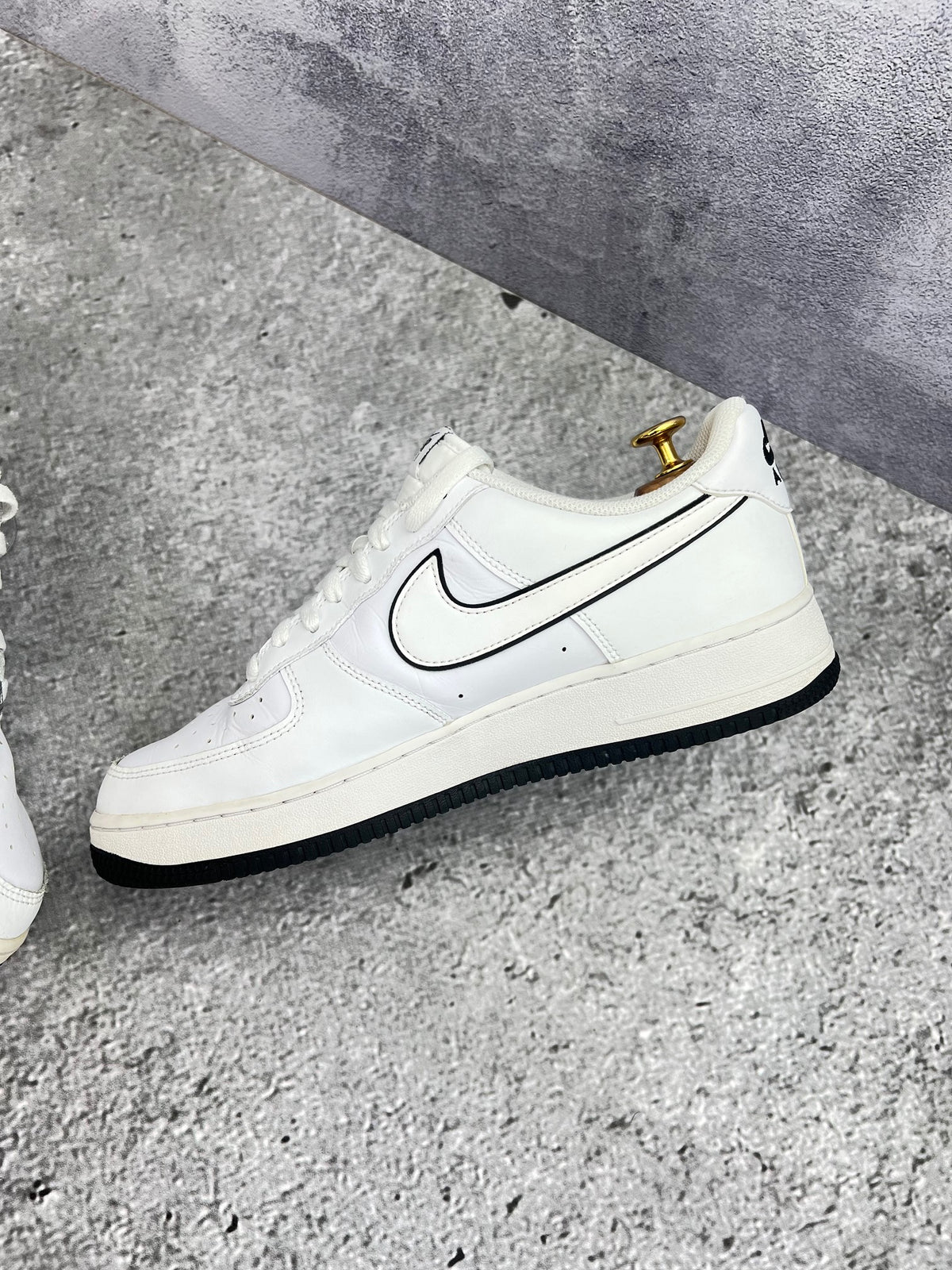 Nike Air Force 1 Low White Black Outline — buty sportowe męskie w bardzo dobrym stanie rozmiar 44.5, wewnętrzny panel prawego buta