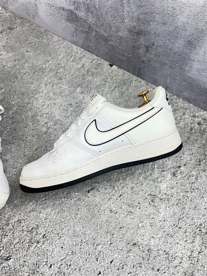 Nike Air Force 1 Low White Black Outline — buty sportowe męskie w bardzo dobrym stanie rozmiar 44.5, wewnętrzny panel prawego buta