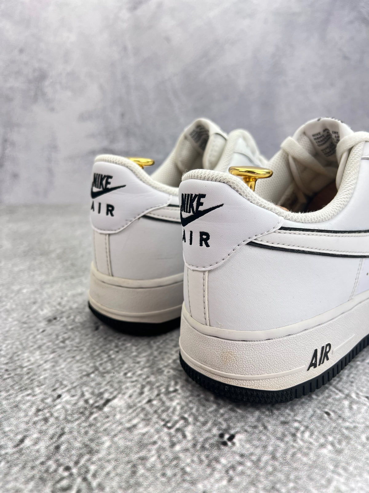 Nike Air Force 1 Low White Black Outline — buty sportowe męskie w bardzo dobrym stanie rozmiar 44.5, widok z góry