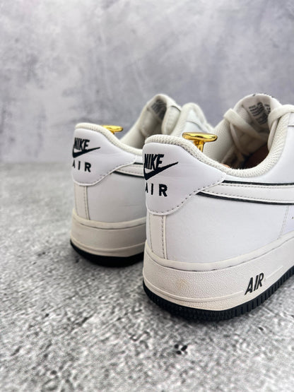 Nike Air Force 1 Low White Black Outline — buty sportowe męskie w bardzo dobrym stanie rozmiar 44.5, widok z góry