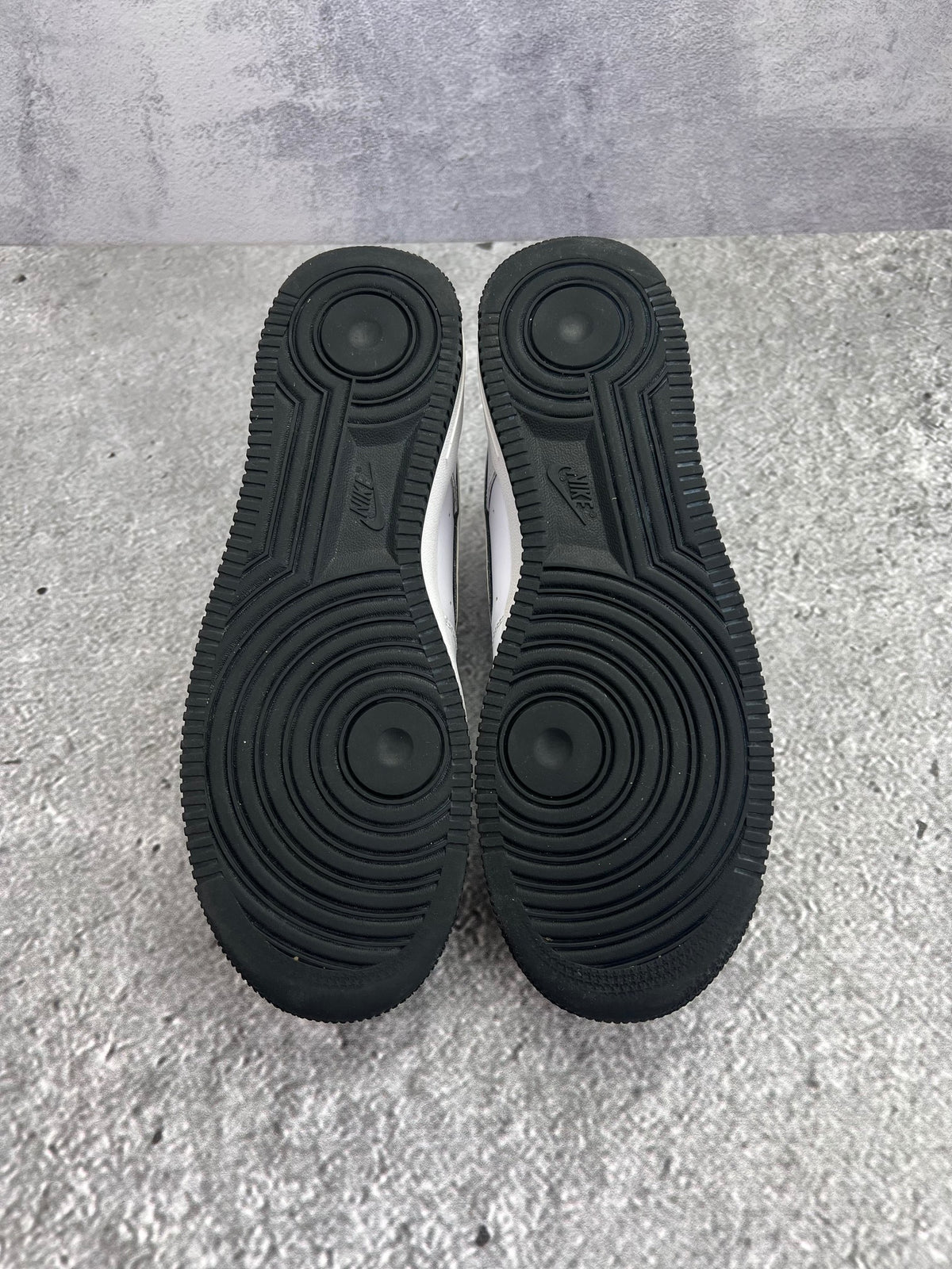 Nike Air Force 1 Low White Black Outline — buty sportowe męskie w bardzo dobrym stanie rozmiar 44.5, widok z tyłu