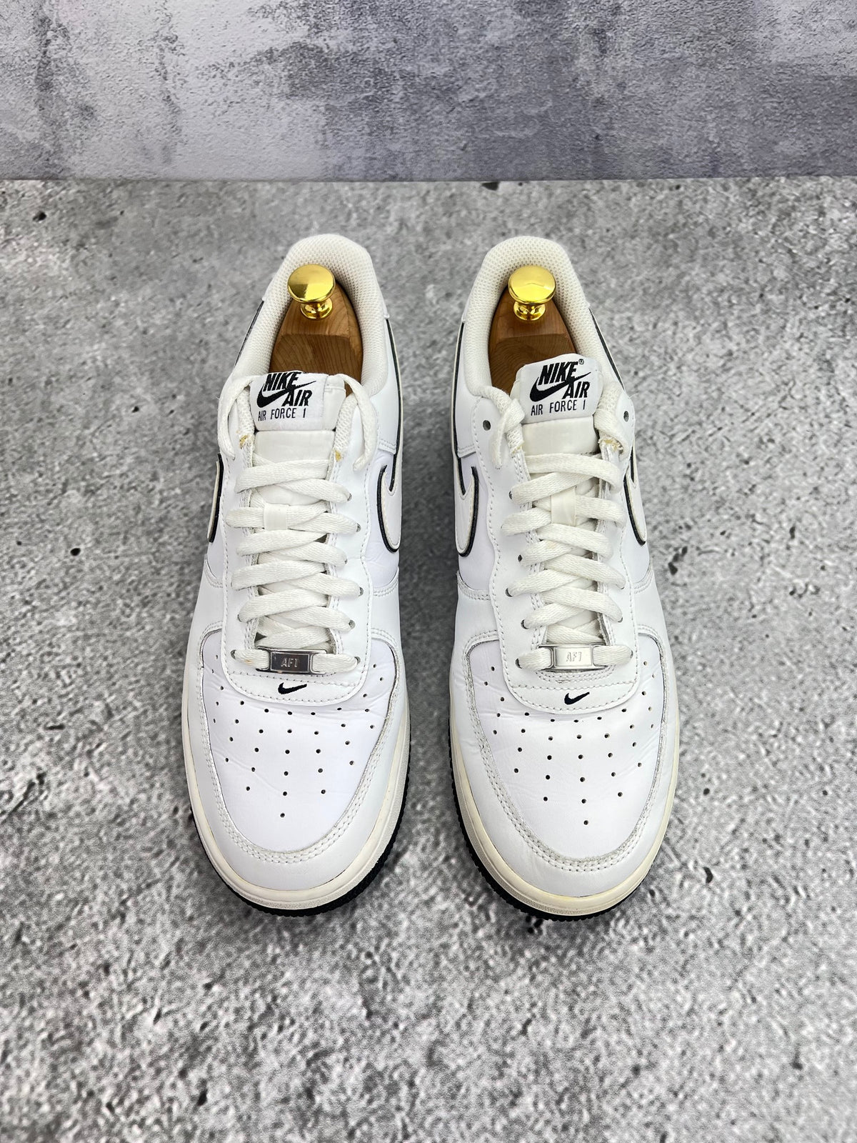 Nike Air Force 1 Low White Black Outline — buty sportowe męskie w bardzo dobrym stanie rozmiar 44.5, podeszwa