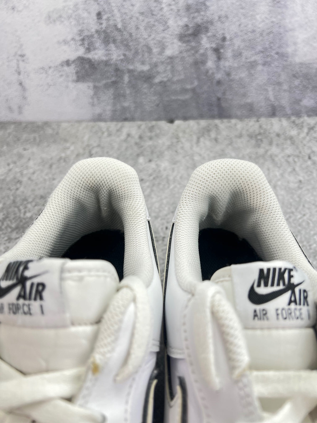 Nike Air Force 1 Low White Black Outline — buty sportowe męskie w bardzo dobrym stanie rozmiar 44.5, zapiętki butów