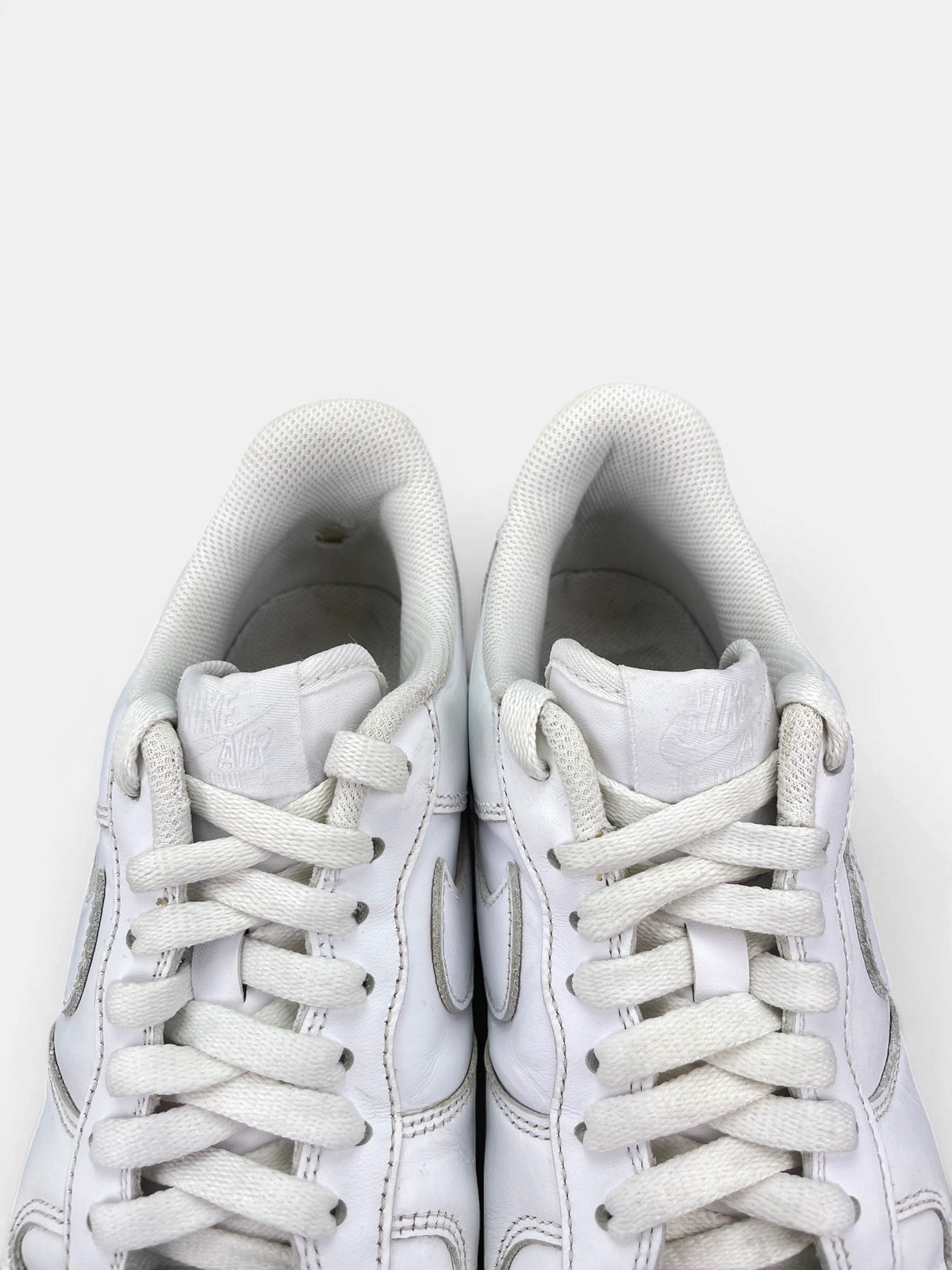 Nike Air Force 1 Low Triple White — buty sportowe męskie w bardzo dobrym stanie rozmiar 41, zapiętki butów