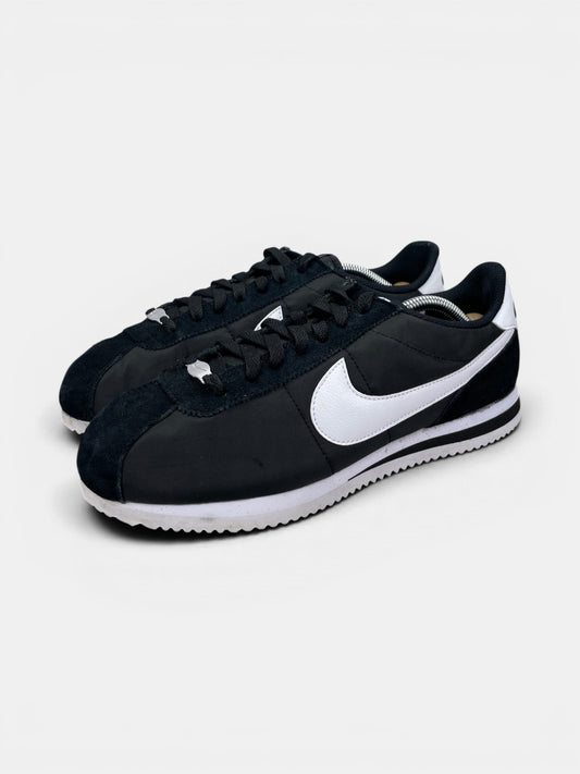 Nike Classic Cortez Black White — buty sportowe męskie w bardzo dobrym stanie rozmiar 42.5, widok z boku