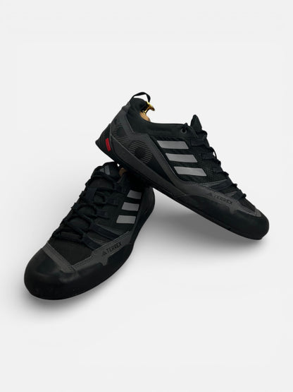 Adidas Terrex Swift Solo 2.0 Core Black — buty sportowe męskie w bardzo dobrym stanie rozmiar 44, boczny profil