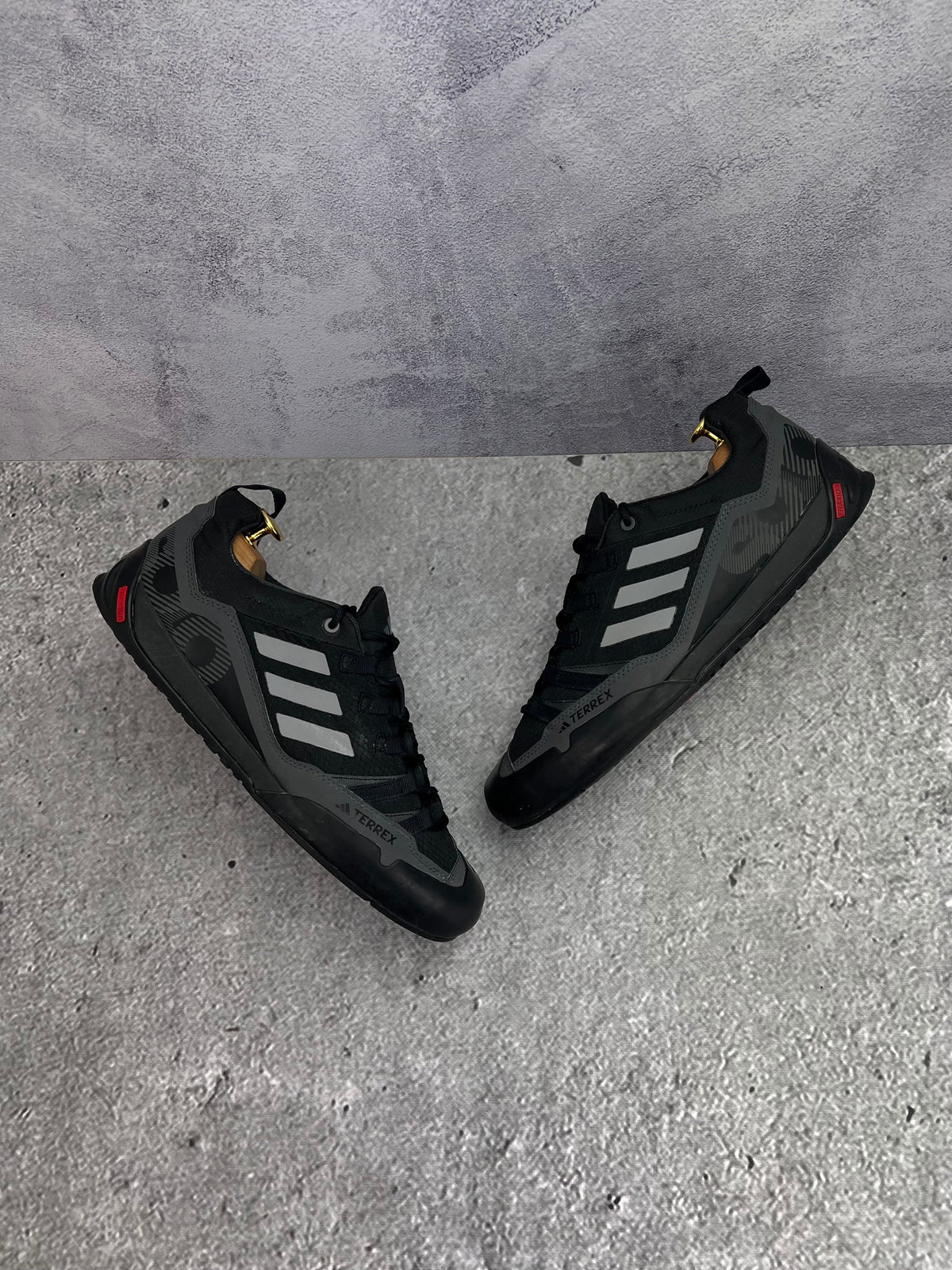 Adidas Terrex Swift Solo 2.0 Core Black — buty sportowe męskie w bardzo dobrym stanie rozmiar 44, widok z góry na zewnętrzną stronę butów