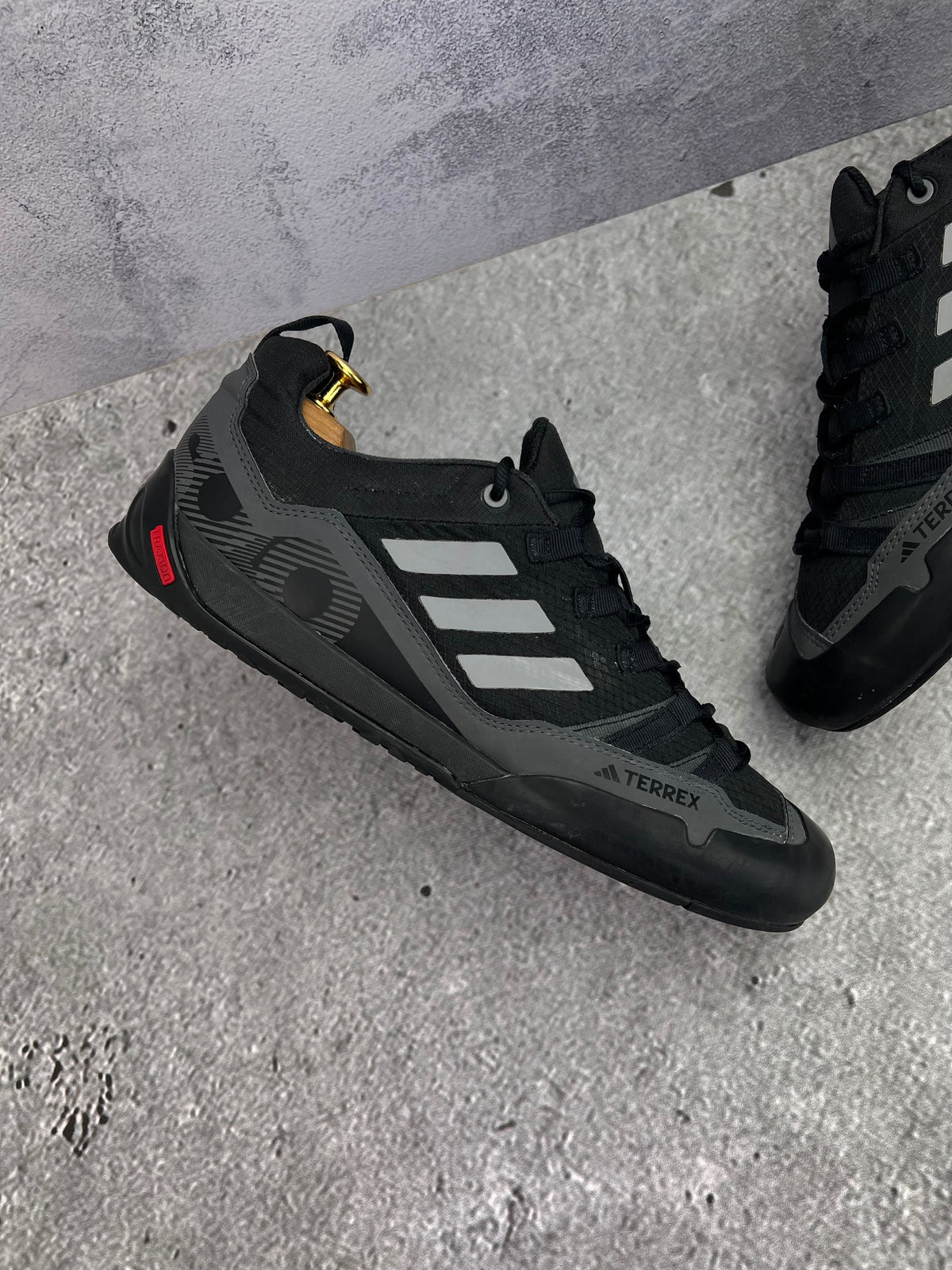 Adidas Terrex Swift Solo 2.0 Core Black — buty sportowe męskie w bardzo dobrym stanie rozmiar 44, zewnętrzny panel prawego buta