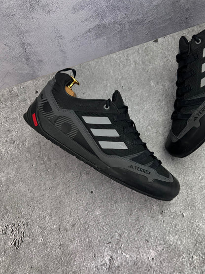 Adidas Terrex Swift Solo 2.0 Core Black — buty sportowe męskie w bardzo dobrym stanie rozmiar 44, zewnętrzny panel prawego buta