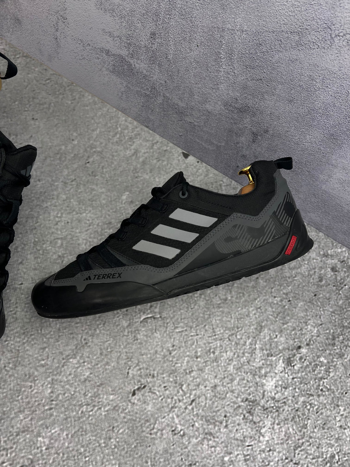 Adidas Terrex Swift Solo 2.0 Core Black — buty sportowe męskie w bardzo dobrym stanie rozmiar 44, zewnętrzny panel lewego buta