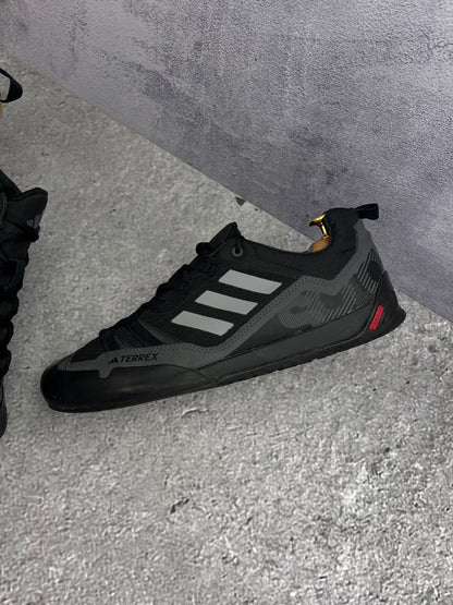 Adidas Terrex Swift Solo 2.0 Core Black — buty sportowe męskie w bardzo dobrym stanie rozmiar 44, zewnętrzny panel lewego buta