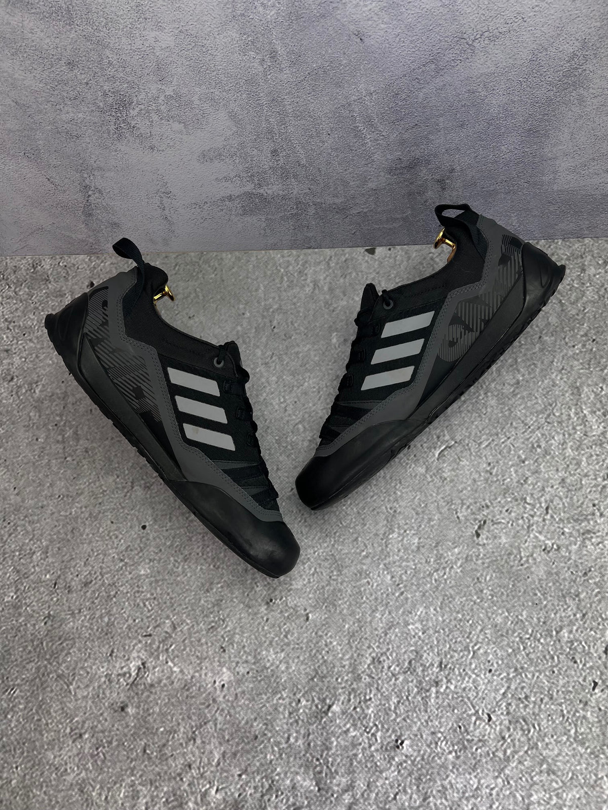 Adidas Terrex Swift Solo 2.0 Core Black — buty sportowe męskie w bardzo dobrym stanie rozmiar 44, widok z góry na wewnętrzną stronę butów