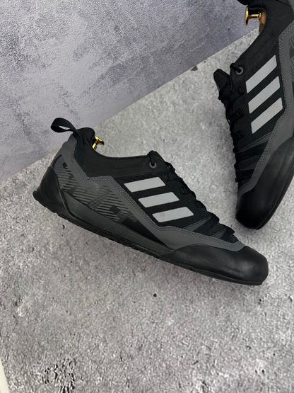 Adidas Terrex Swift Solo 2.0 Core Black — buty sportowe męskie w bardzo dobrym stanie rozmiar 44, wewnętrzny panel lewego buta