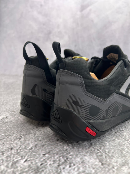 Adidas Terrex Swift Solo 2.0 Core Black — buty sportowe męskie w bardzo dobrym stanie rozmiar 44, widok z góry