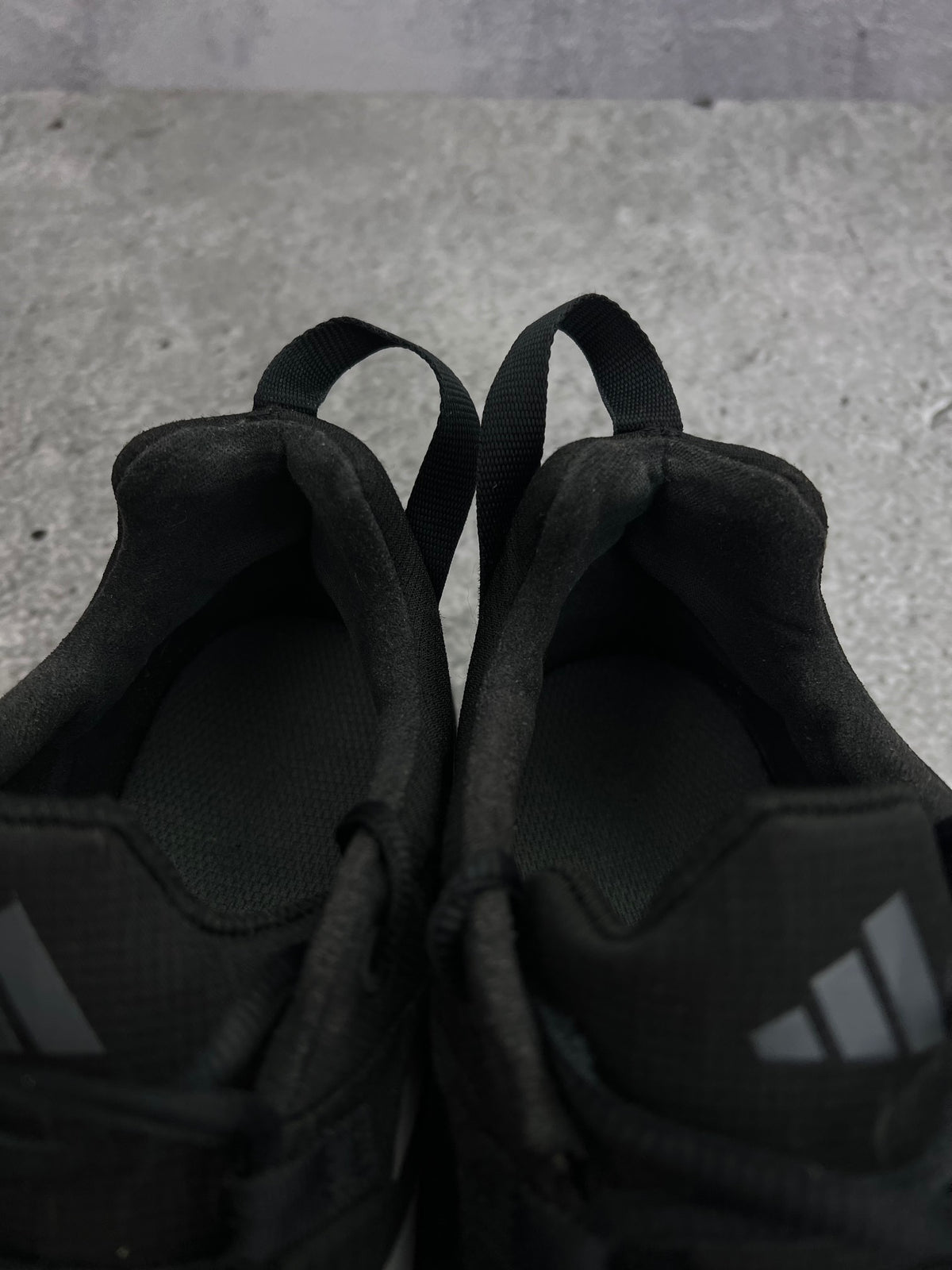 Adidas Terrex Swift Solo 2.0 Core Black — buty sportowe męskie w bardzo dobrym stanie rozmiar 44, zapiętki butów