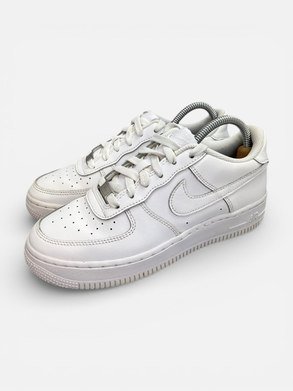 Nike Air Force 1 Low Triple White — buty sportowe damskie w bardzo dobrym stanie rozmiar 38, widok z boku