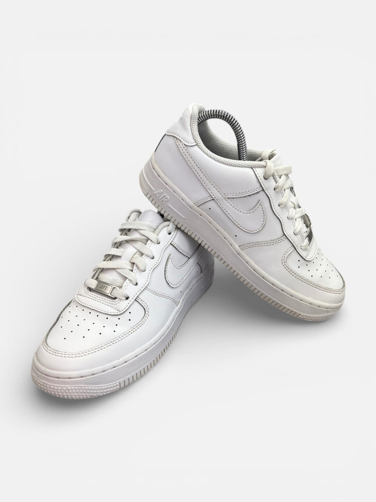 Nike Air Force 1 Low Triple White — buty sportowe damskie w bardzo dobrym stanie rozmiar 38, boczny profil
