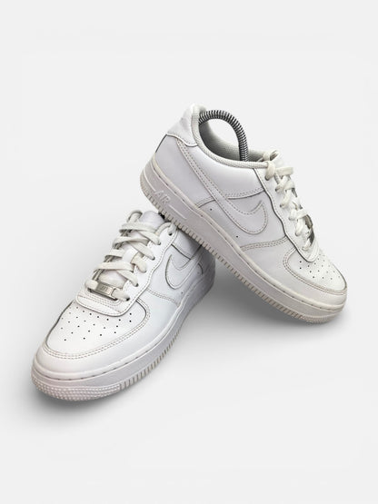 Nike Air Force 1 Low Triple White — buty sportowe damskie w bardzo dobrym stanie rozmiar 38, boczny profil