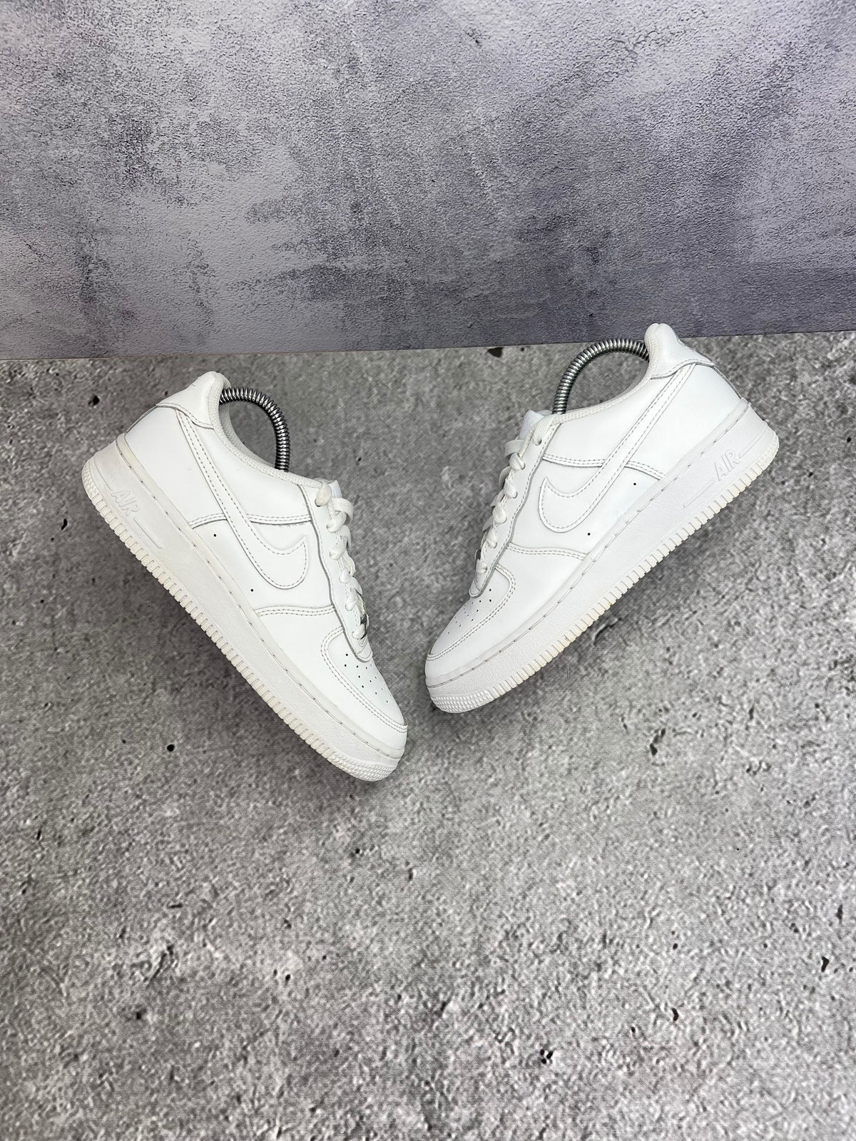 Nike Air Force 1 Low Triple White — buty sportowe damskie w bardzo dobrym stanie rozmiar 38, widok z góry na zewnętrzną stronę butów