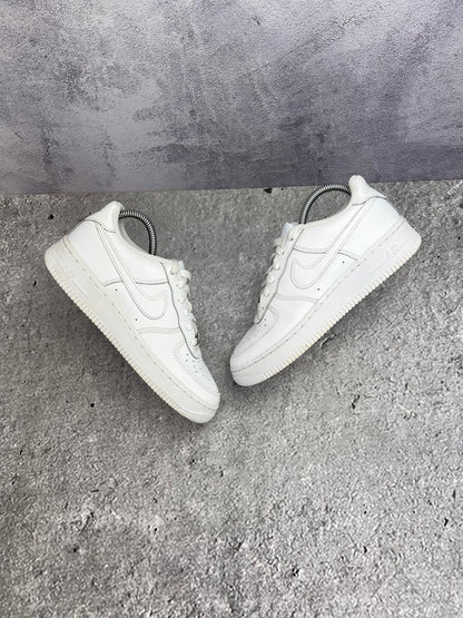 Nike Air Force 1 Low Triple White — buty sportowe damskie w bardzo dobrym stanie rozmiar 38, widok z góry na zewnętrzną stronę butów
