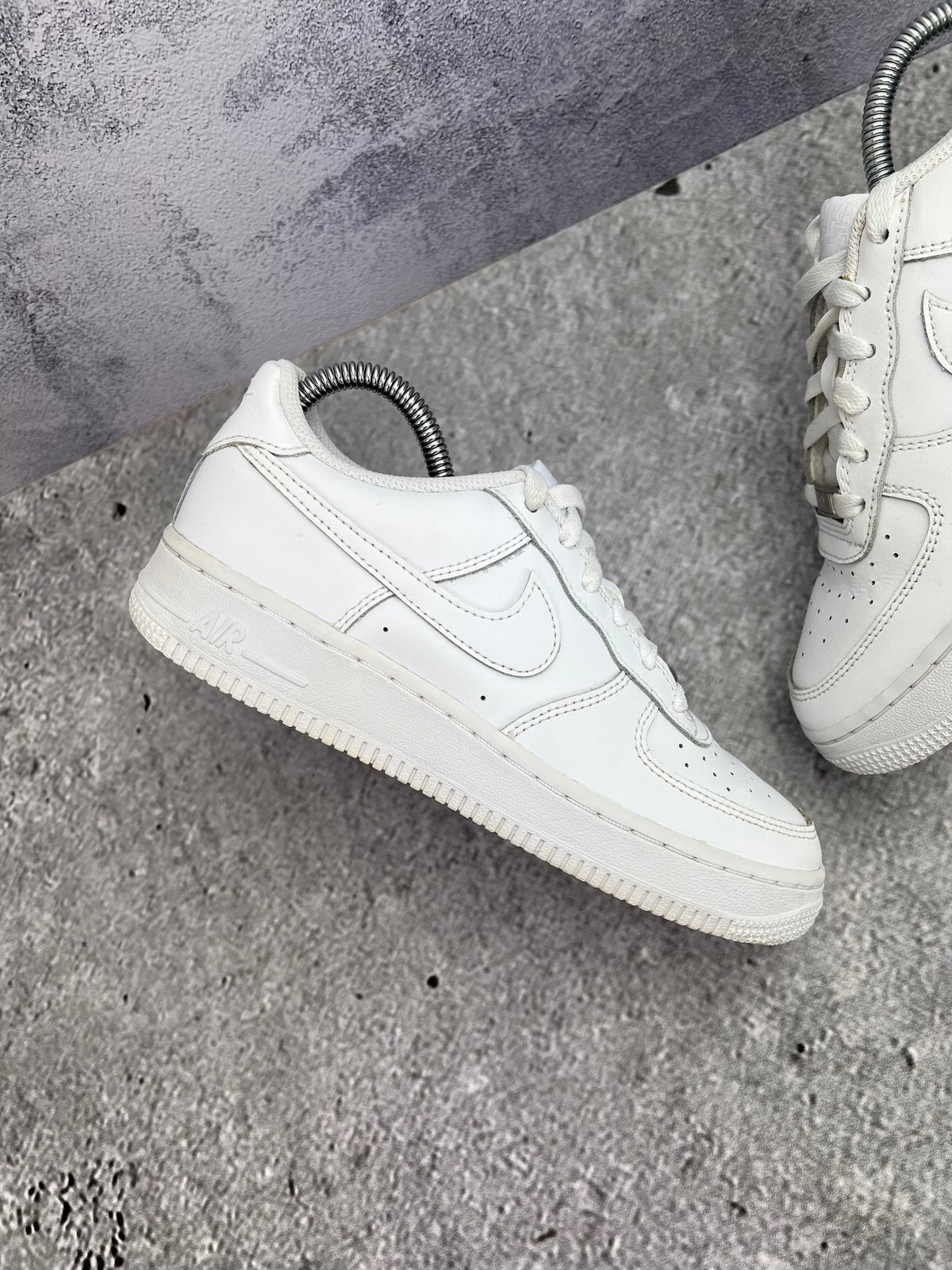 Nike Air Force 1 Low Triple White — buty sportowe damskie w bardzo dobrym stanie rozmiar 38, zewnętrzny panel prawego buta