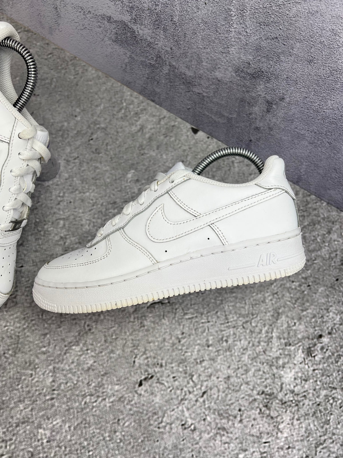Nike Air Force 1 Low Triple White — buty sportowe damskie w bardzo dobrym stanie rozmiar 38, zewnętrzny panel lewego buta