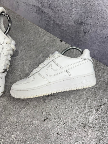 Nike Air Force 1 Low Triple White — buty sportowe damskie w bardzo dobrym stanie rozmiar 38, zewnętrzny panel lewego buta