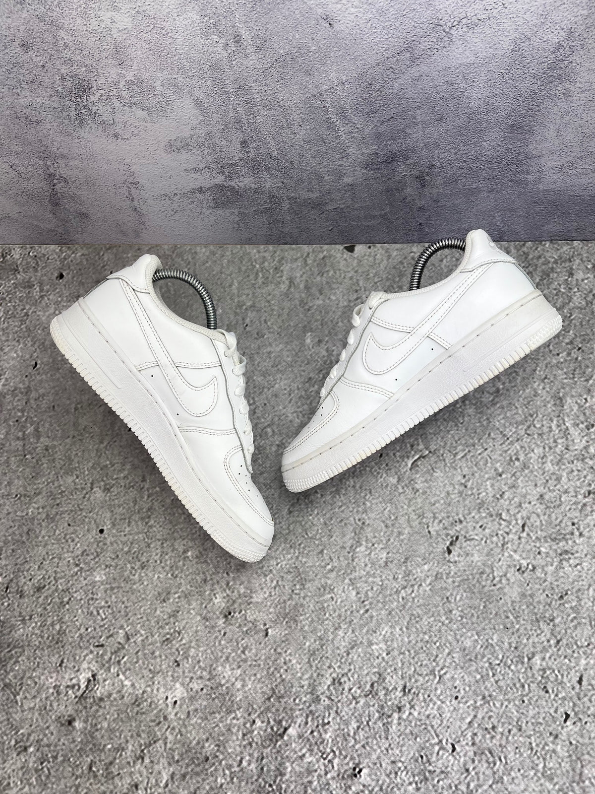 Nike Air Force 1 Low Triple White — buty sportowe damskie w bardzo dobrym stanie rozmiar 38, widok z góry na wewnętrzną stronę butów