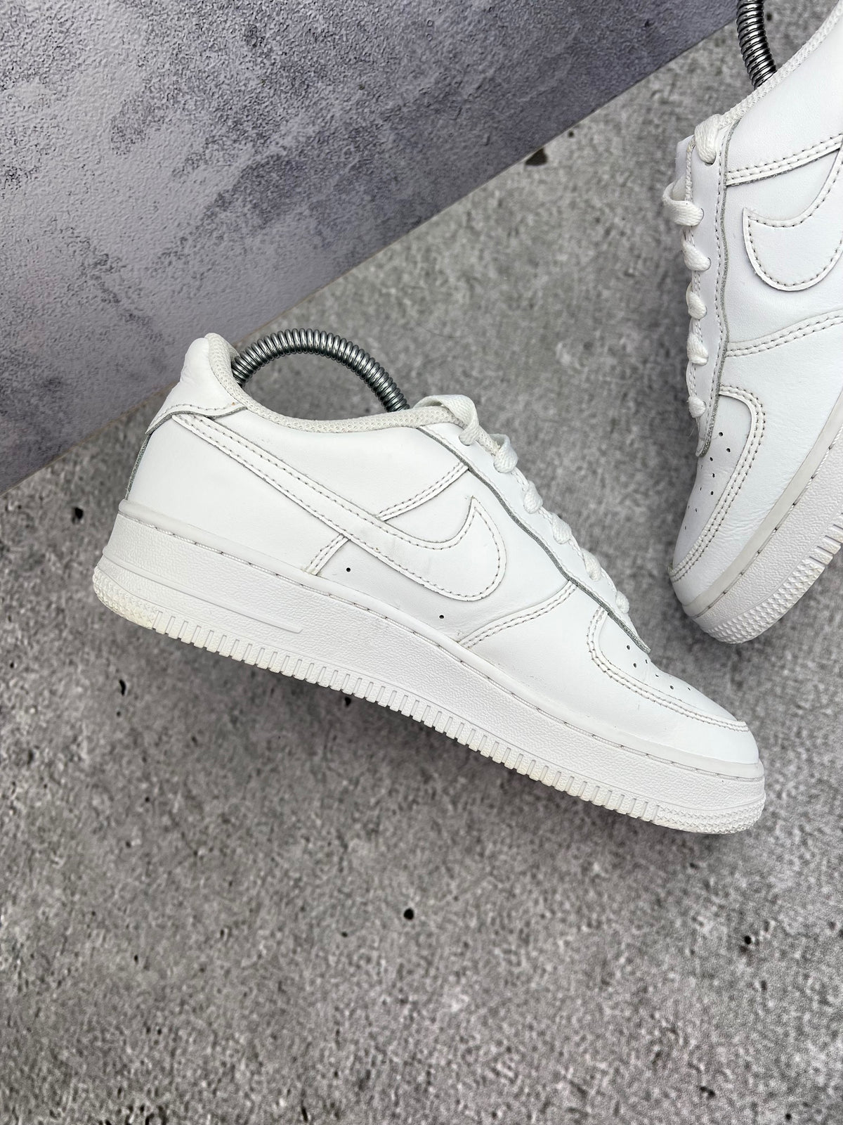 Nike Air Force 1 Low Triple White — buty sportowe damskie w bardzo dobrym stanie rozmiar 38, wewnętrzny panel lewego buta