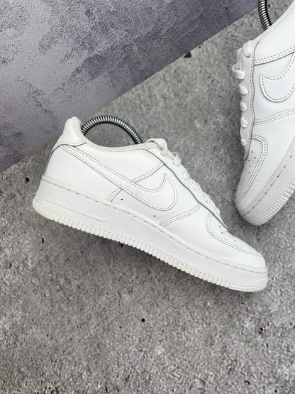 Nike Air Force 1 Low Triple White — buty sportowe damskie w bardzo dobrym stanie rozmiar 38, wewnętrzny panel lewego buta
